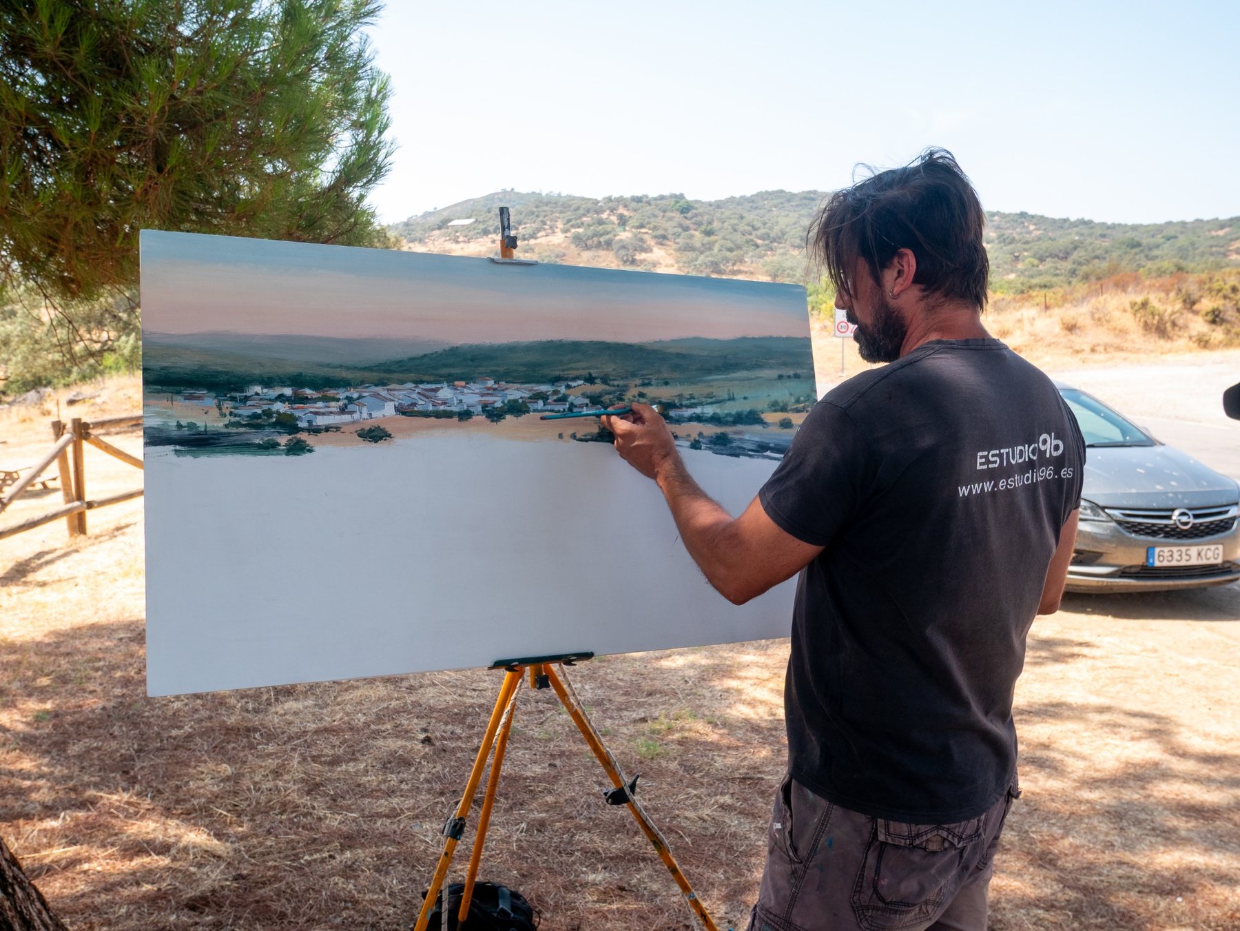 Pintor trabajando un paisaje de Huelva