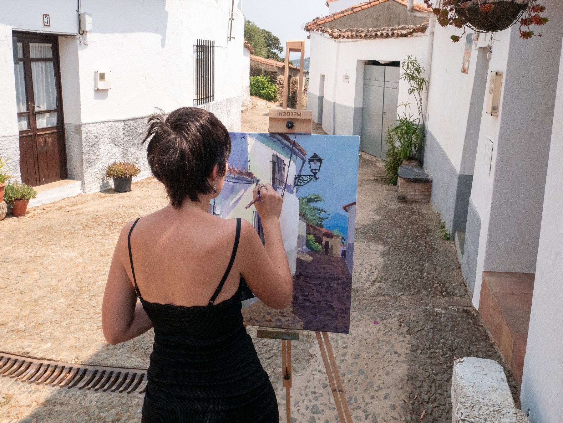 Artista pintando en uno de los municipios de HUELVA ART ROUTE