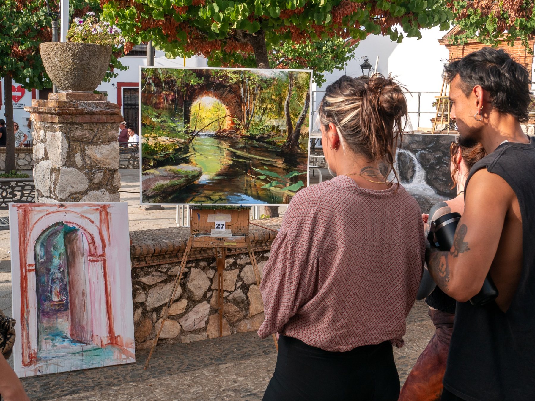 Público y obras durante un certamen de HUELVA ART ROUTE