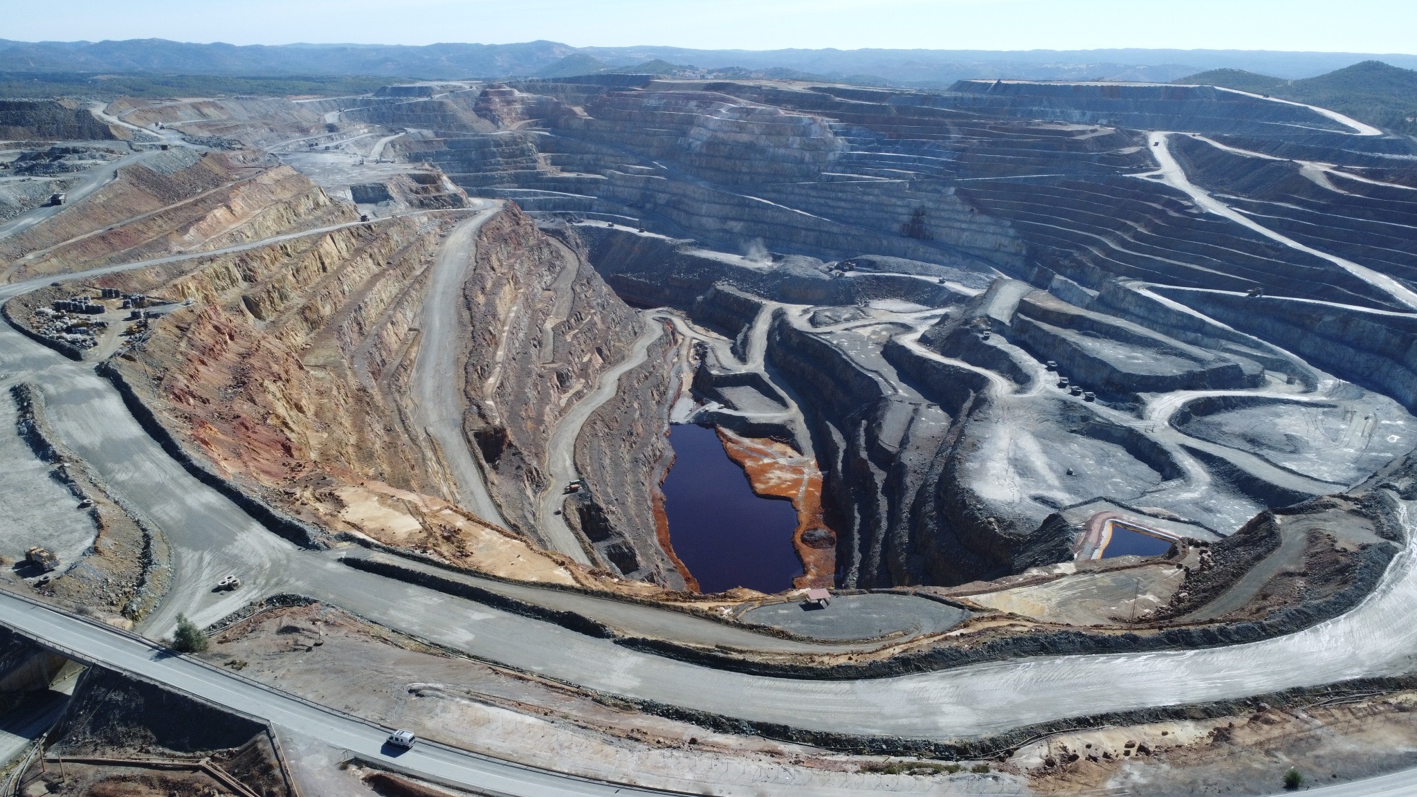 Vista aérea panorámica de una explotación minera de la Cuenca Minera de Huelva