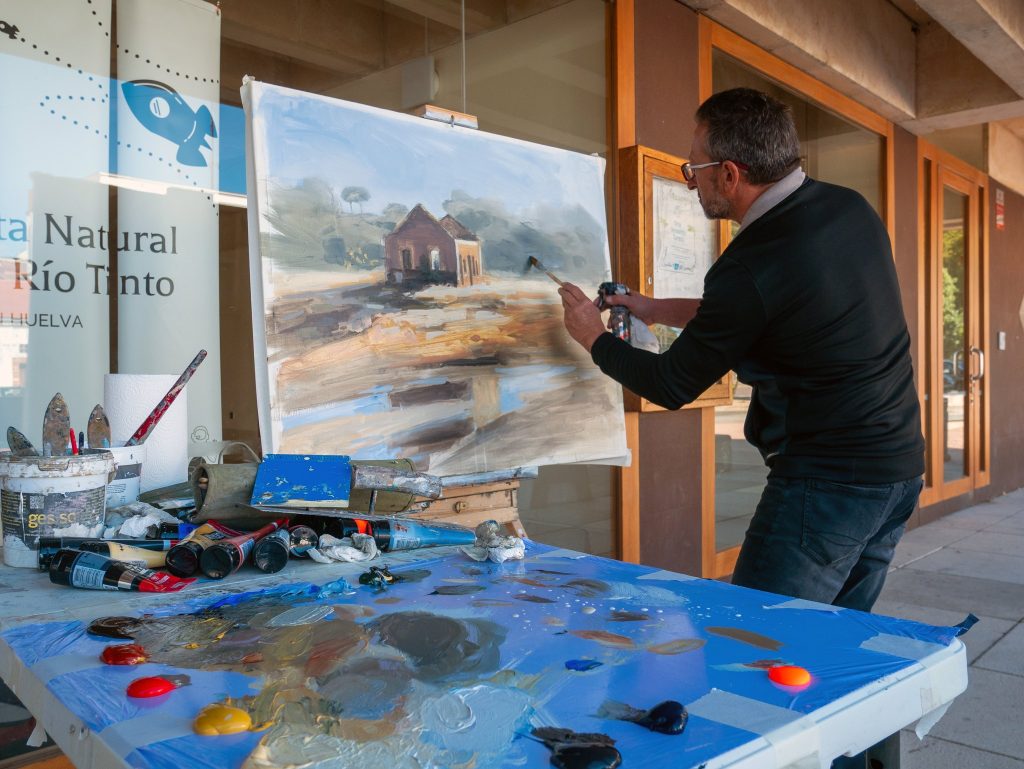 Artista trabajando en el recinto del Museo Vázquez Díaz durante el certamen de Nerva
