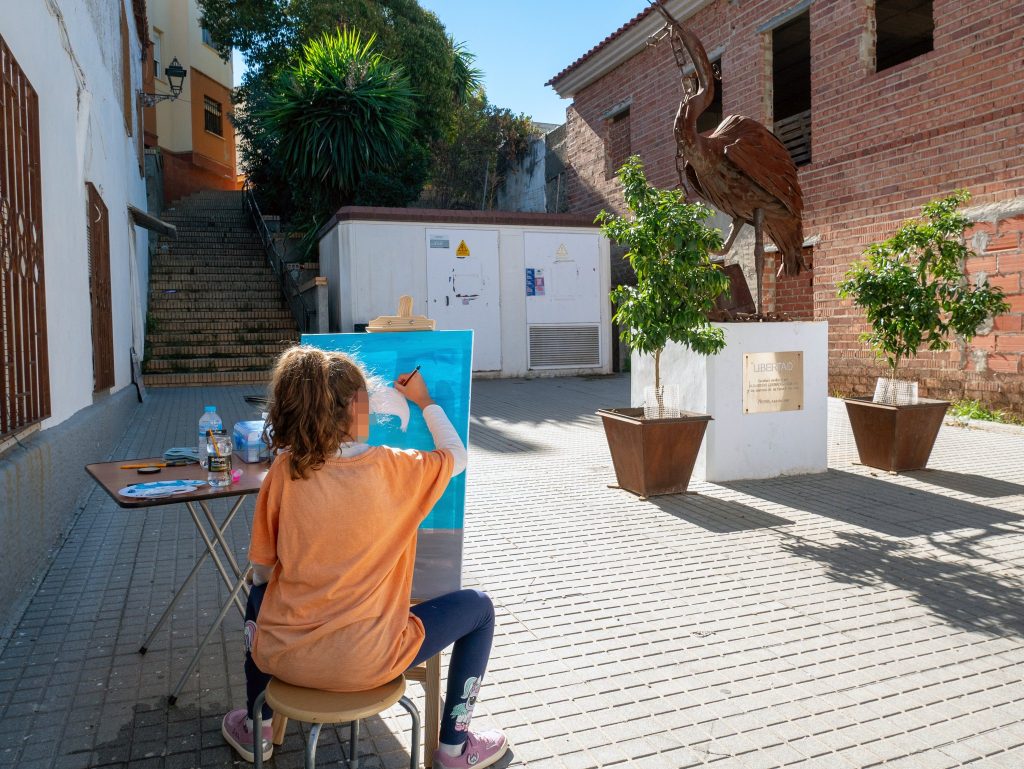 Pintura al aire libre en una calle de Nerva