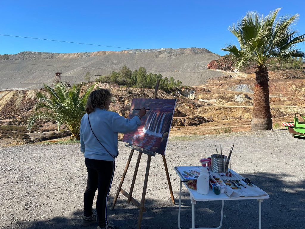 Artista creando una obra del entorno minero de Nerva · Fotografía: Onda Minera RTV Nerva