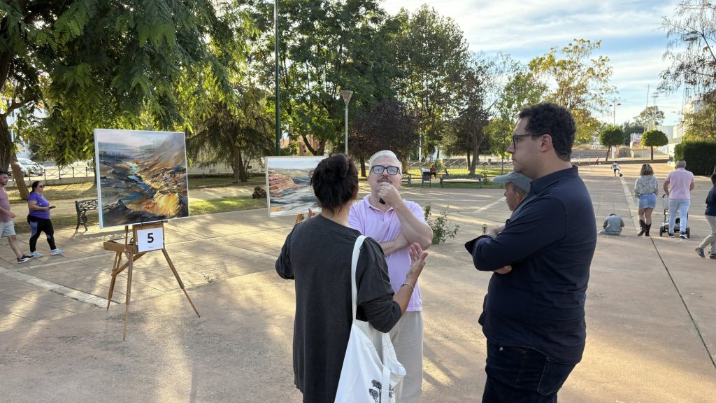 El jurado del I Certamen Tierra Abierta valorando las obras en el Paseo del Chocolate