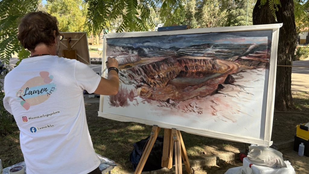 Pintor trabajando en una obra sobre el paisaje minero durante Tierra Abierta