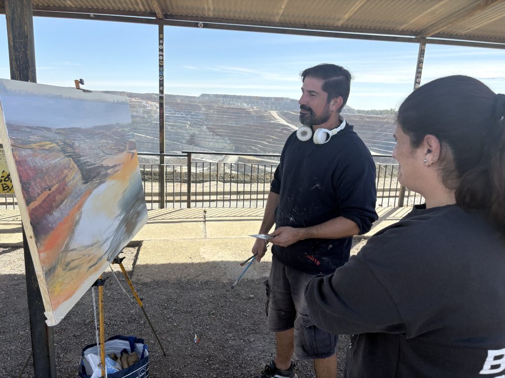 Artista pintando el paisaje minero de Riotinto al aire libre