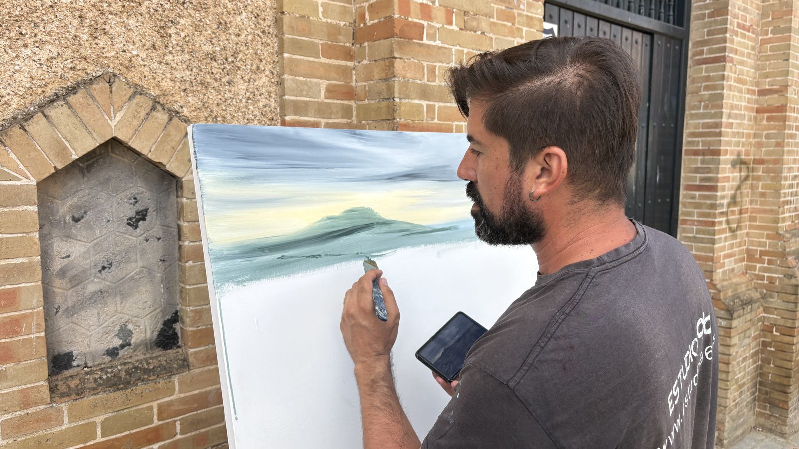 Artista trabajando al aire libre en Calañas