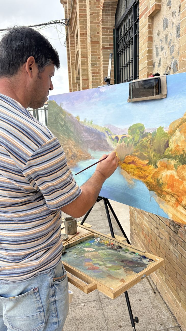Participante pintando durante el certamen